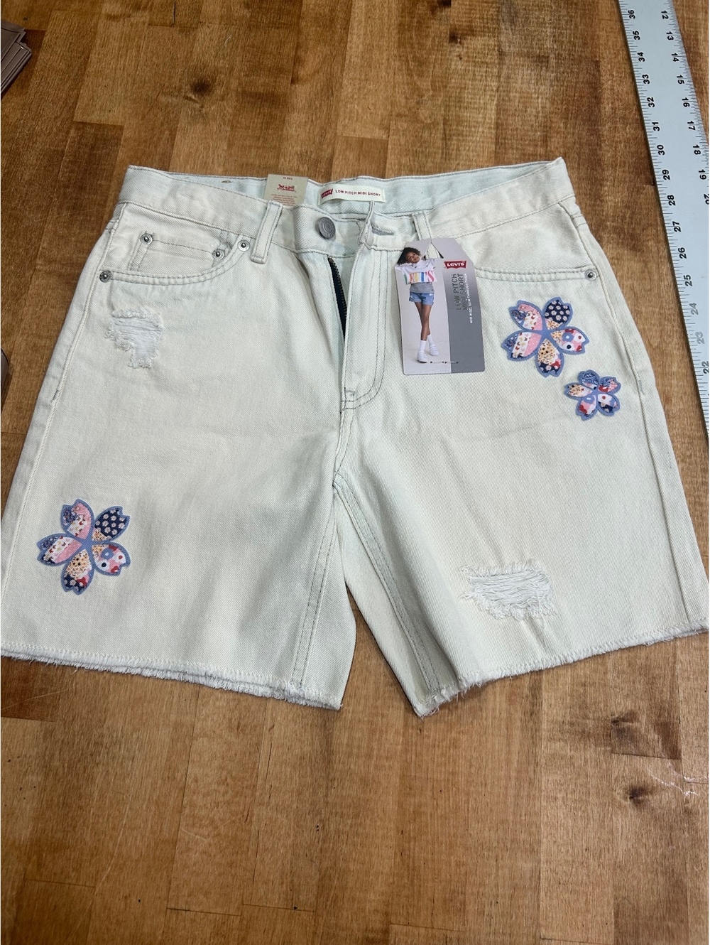 Levi's Low Pitch Midi White Denim Shorts with Butterfly Embroidery girls Size 16